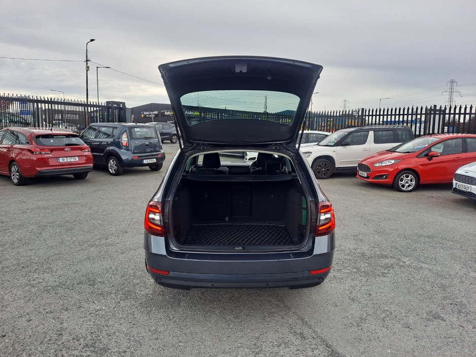 2020 Skoda Octavia - image 8