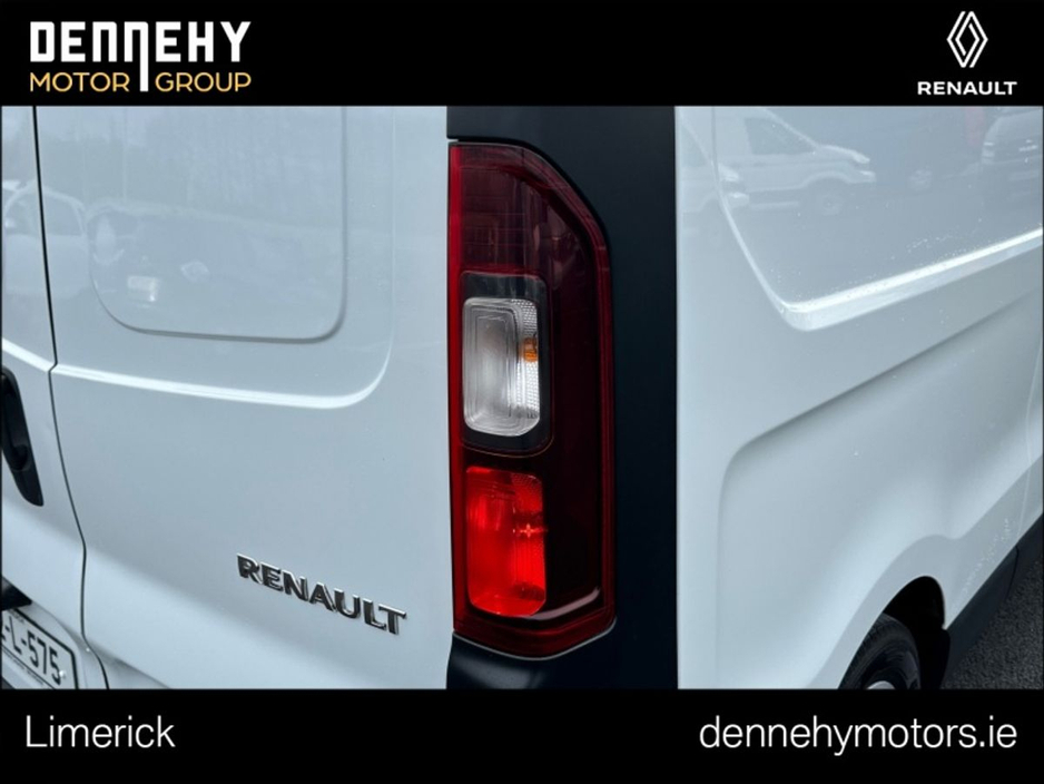 2022 Renault Trafic - image 17