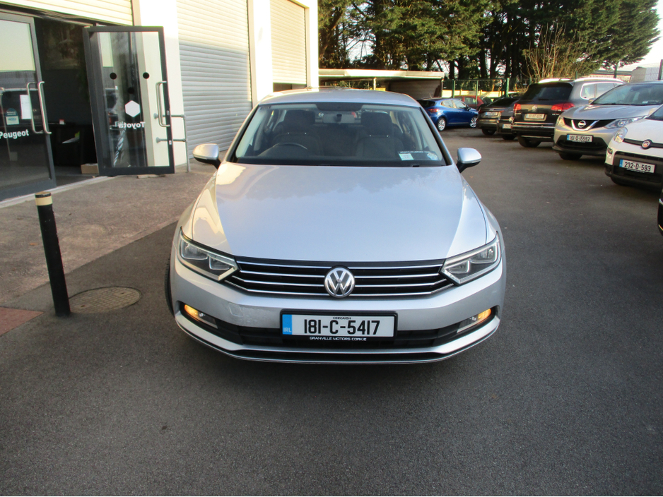 2018 Volkswagen Passat - image 2