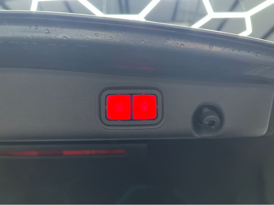 2018 Mercedes-Benz E Class 2018 MERCEDES-BENZ E220D AVANTGARDE 2.0 AUTOMATIC / CRUISE CONTROL / 360° PARKING CAMERA / ELECTRIC MEMORY HEATED FRONT AND REAR SEATS / PADDLE SHIFTERS / APPLE CARPLAY / AMBIENT LIGHTS