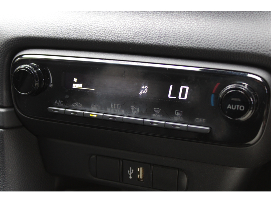 2021 Toyota Yaris - image 15