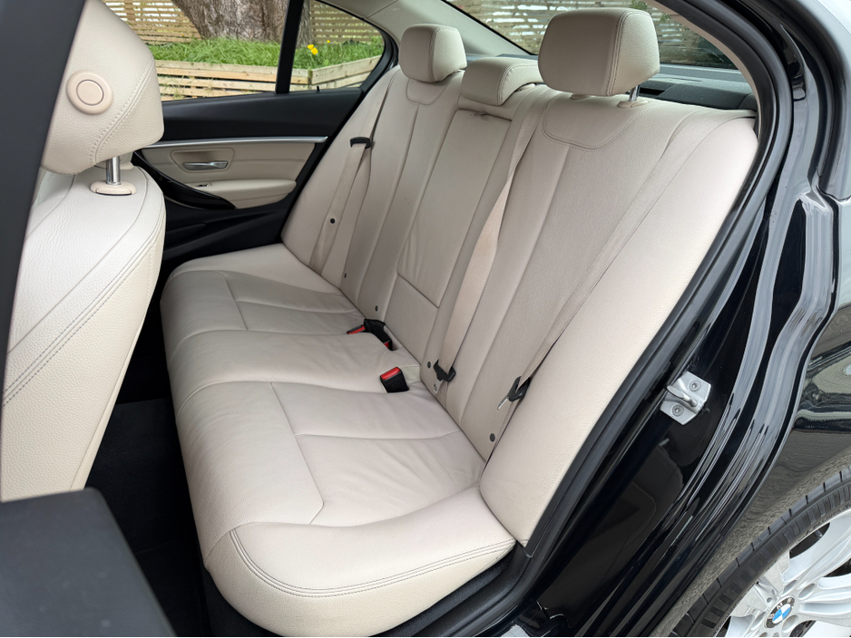 2017 BMW 3 Series - image 23