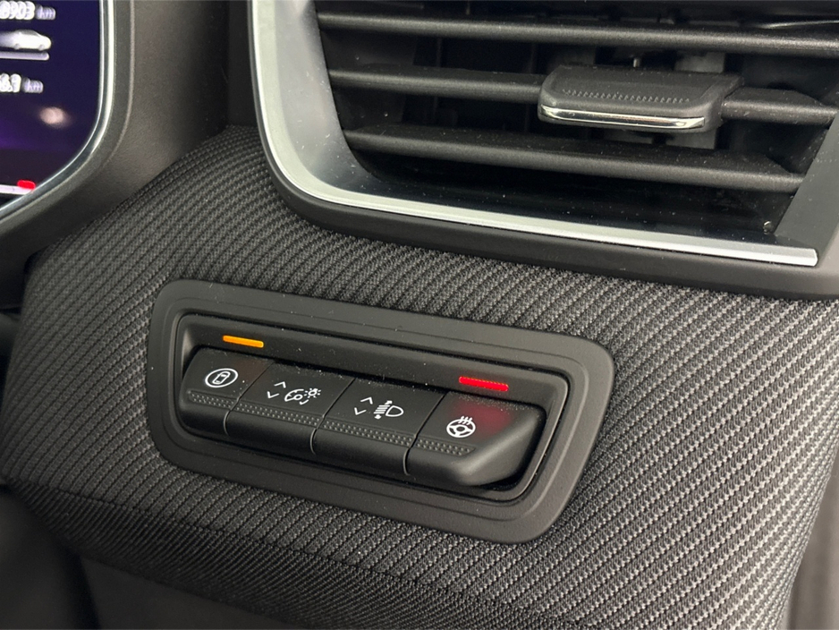 2025 Renault Clio ESPRIT ALPINE TCE90**HEATED MULTIFUNCTIONAL STEERING WHEEL**HEATED HALF LEATHER SPORT SEATS**DIGITAL DASH**TOUCH SCREEN APPLE CAR PLAY**DRIVE MODES**17" BLACK ALLOYS**ISOFIX**FINANCE AVAILABLE