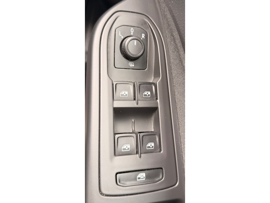 2021 Volkswagen Golf - image 24