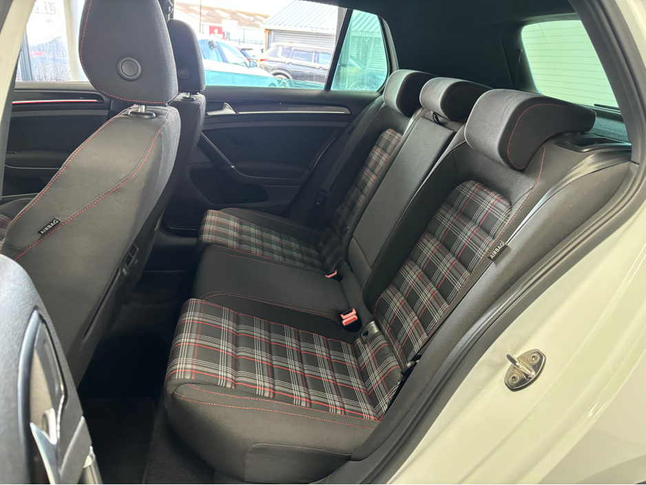 2015 Volkswagen Golf - image 12