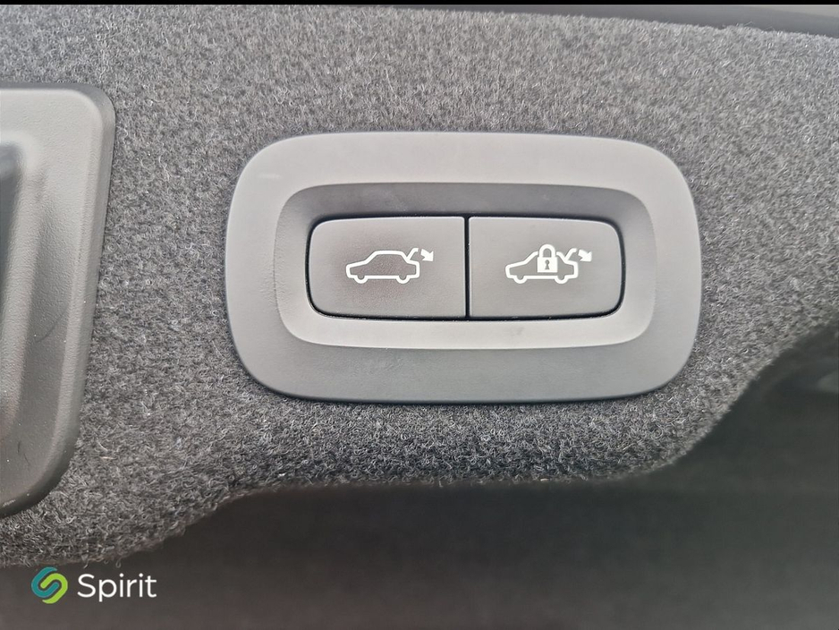 2020 Volvo S90 - image 11