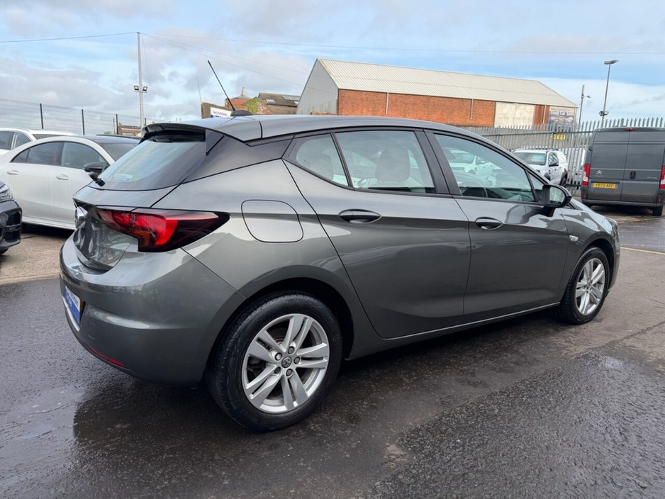 2021 Vauxhall Astra - image 23