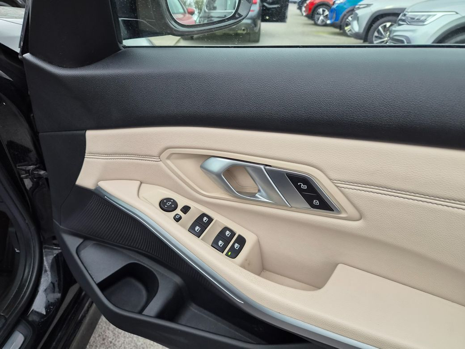 2021 BMW 3 Series - image 5