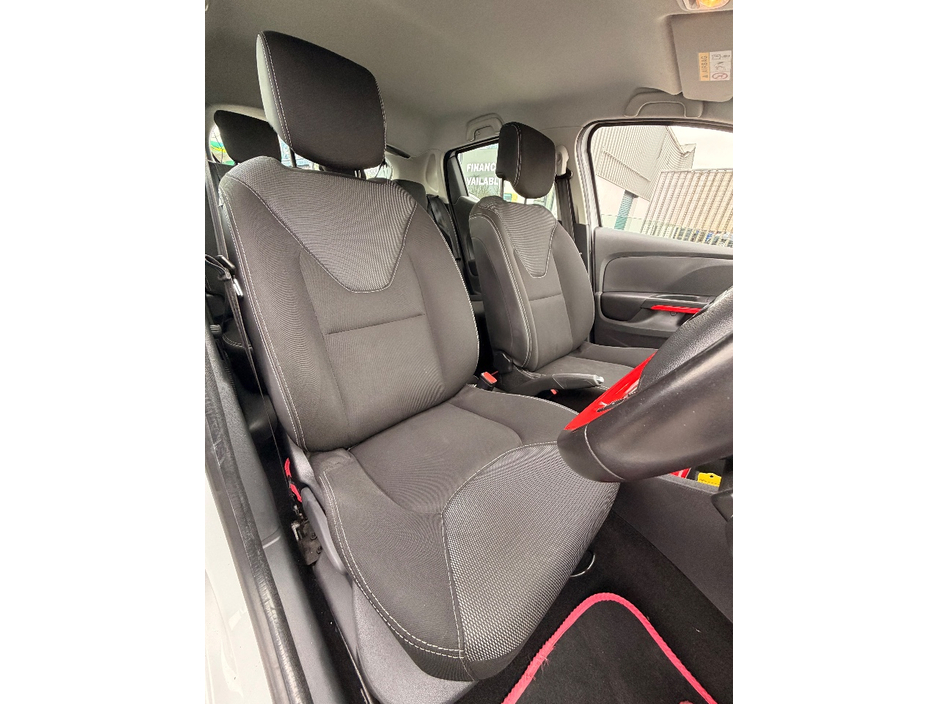 2016 Renault Clio - image 6