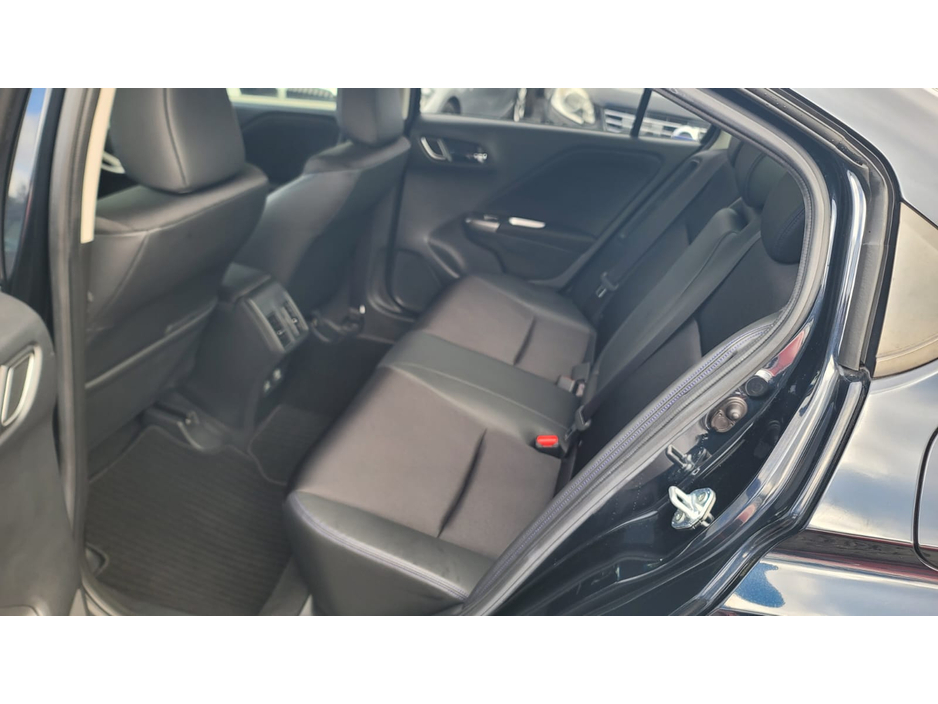 2017 Honda Grace - image 15