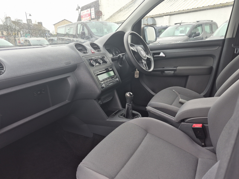 2014 Volkswagen Caddy - image 2