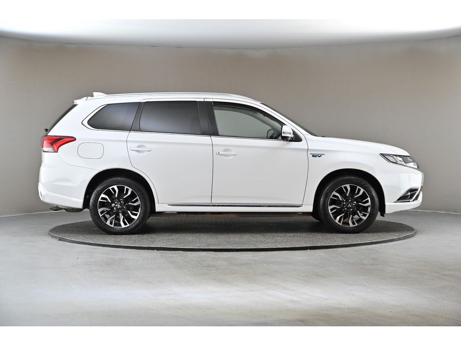 2018 Mitsubishi Outlander - image 11