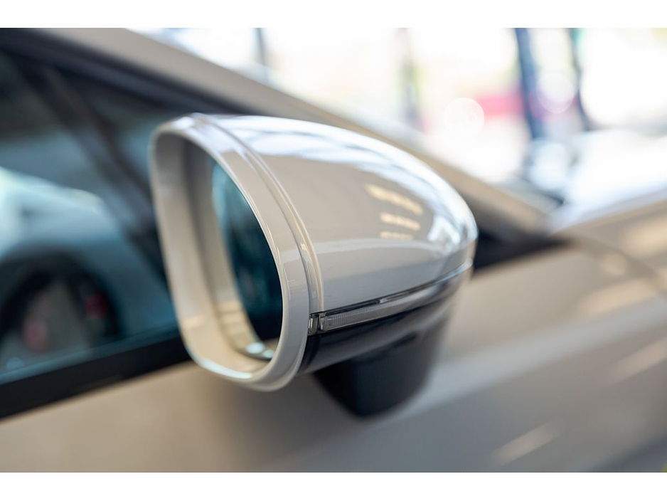 2023 Porsche Panamera - image 13