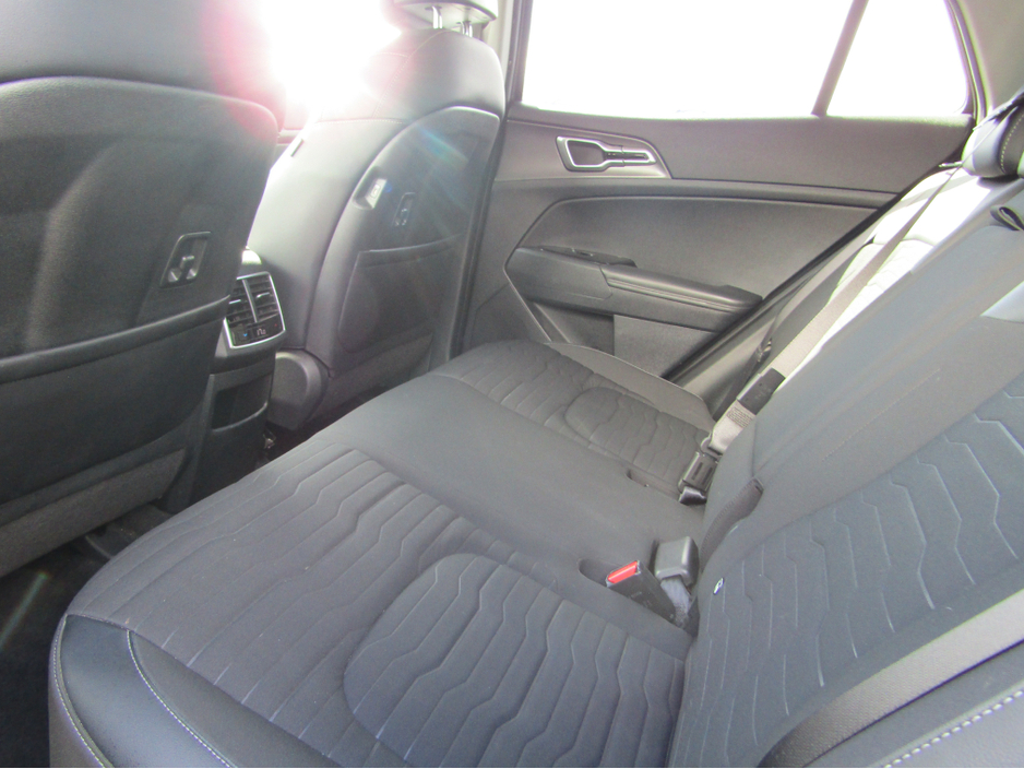 2022 Kia Sportage - image 11