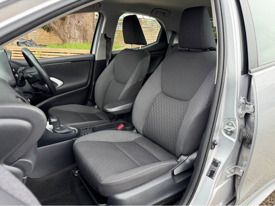 2023 Toyota Yaris - image 27