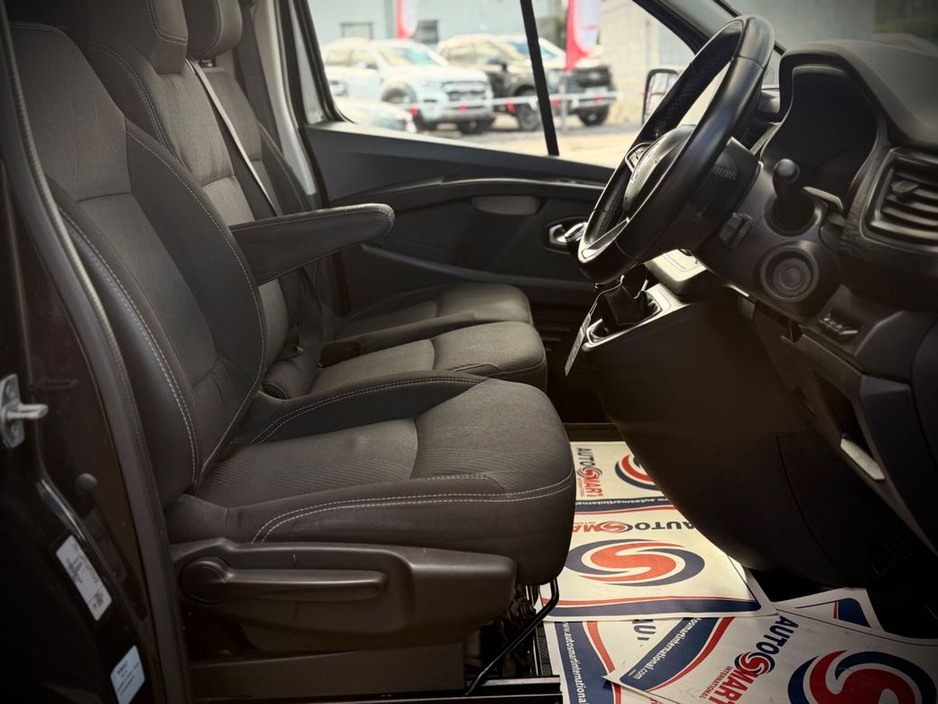 2023 Renault Trafic - image 8