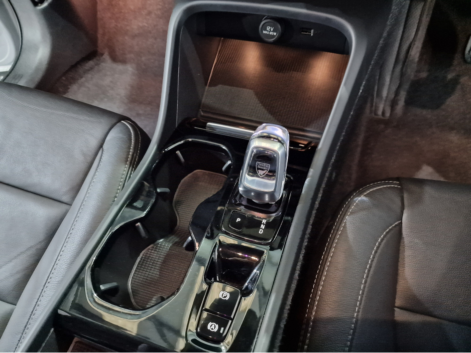 2021 Volvo XC40 - image 24