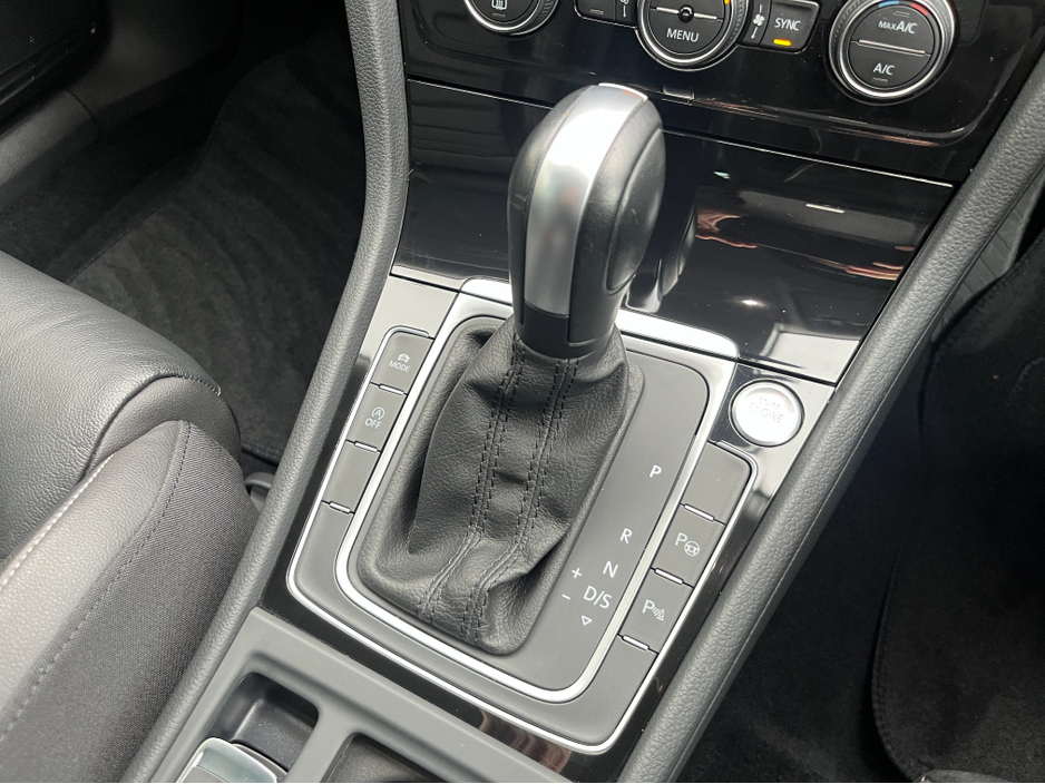 2020 Volkswagen Golf MEISTER HIGHLINE AUTOMATIC 2.0 DIESEL //MASSIVE SPEC//FULL LEATHER HEATED SEATS//DYNAUDIO SOUND SYSTEM//ELECTRIC MEMORY DRIVERS SEAT//REVERSE CAMERA// €21,950