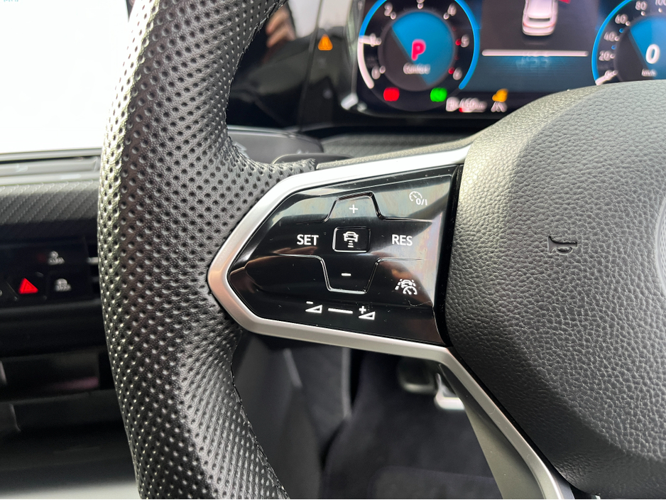 2022 Volkswagen Golf R-LINE AUTOMATIC 2.0 DIESEL //HIGH SPEC//LOW MILES//HEAD UP DISPLAY//HEATED SEATS AND STEERING WHEEL//KEYLESS ENTRY//ADAPTIVE CRUISE CONTROL// €32,950