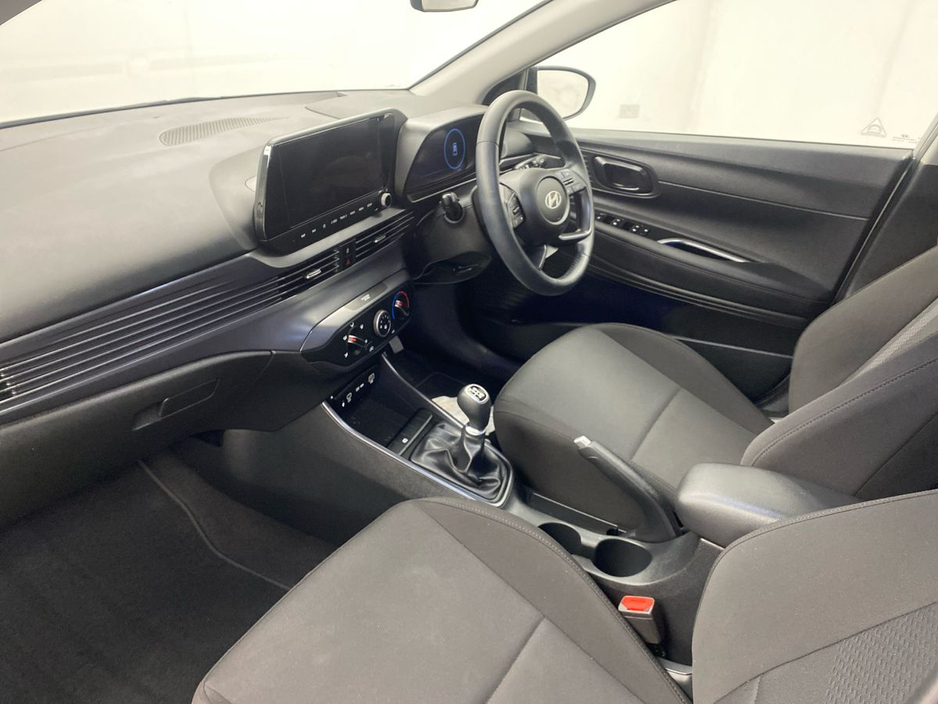 2025 Hyundai i20 - image 2