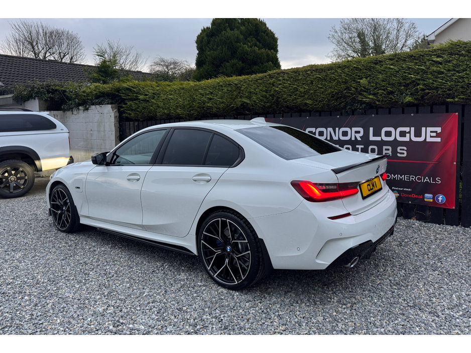 2021 BMW 3 Series - image 9