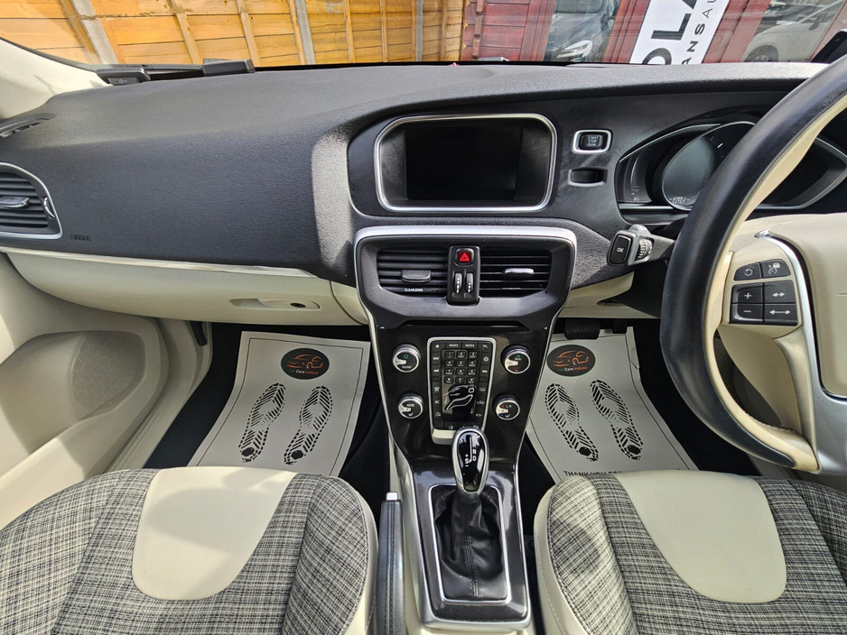 2019 Volvo V40 - image 25