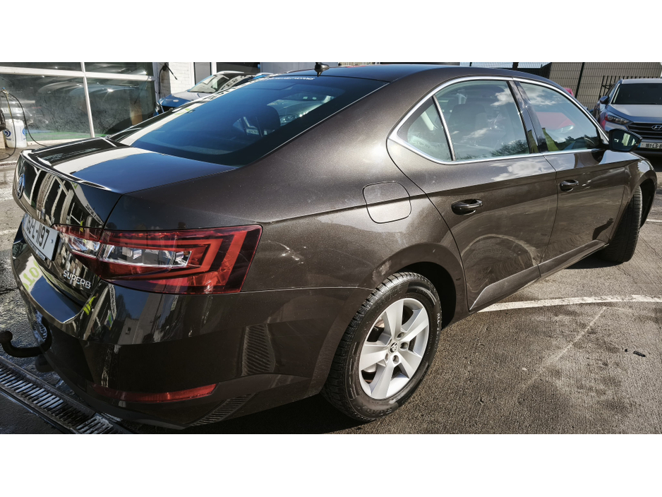 2015 Skoda Superb - image 5