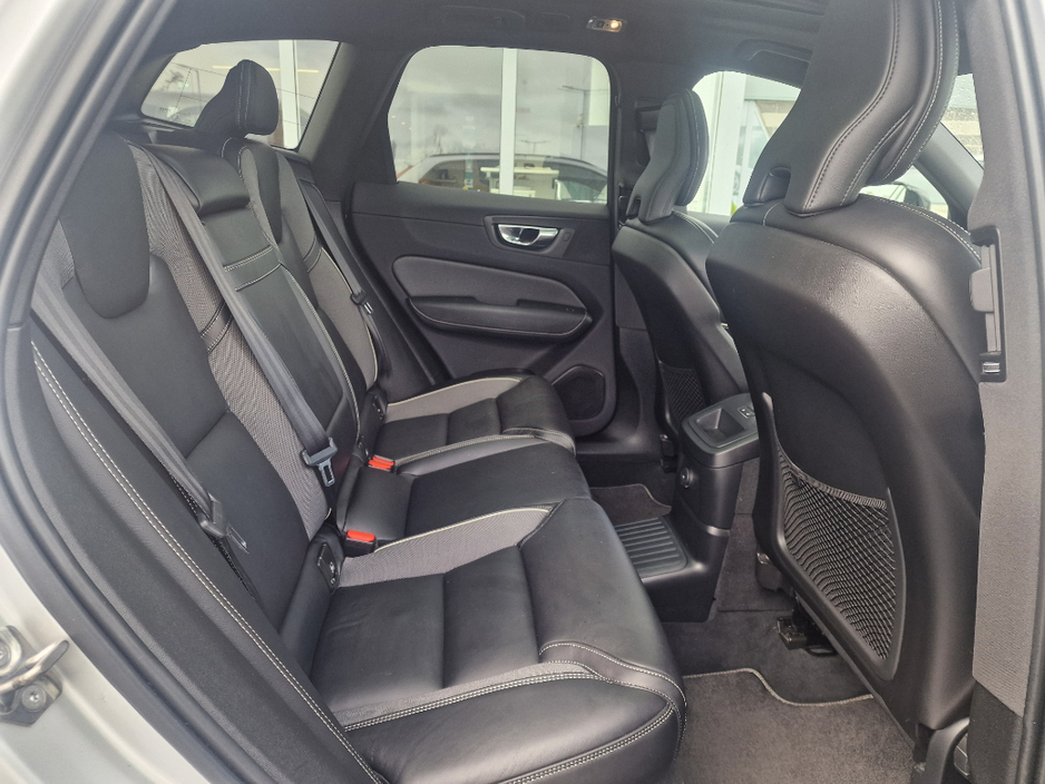 2020 Volvo XC60 - image 25