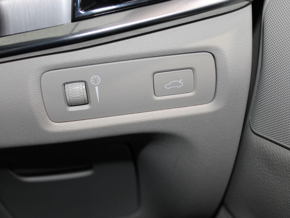 2020 Volvo V90 - image 28
