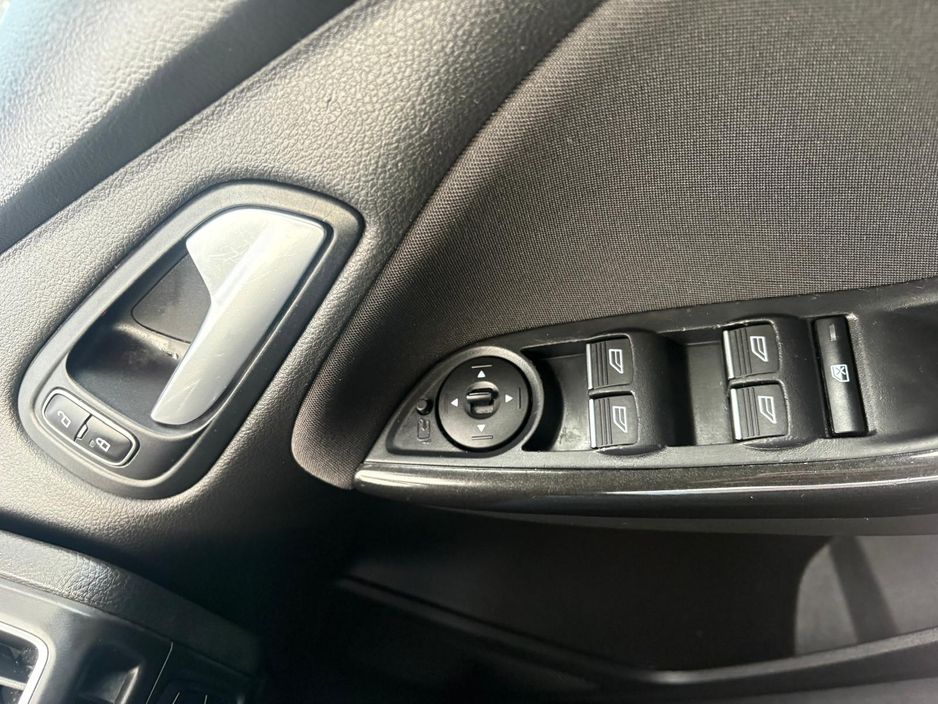 2018 Ford Focus - image 10