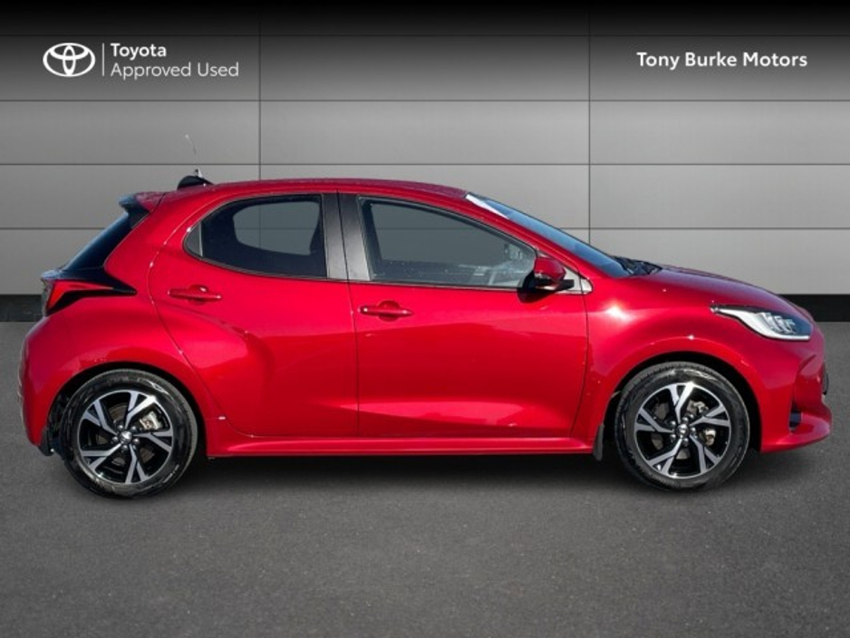 2025 Toyota Yaris - image 3