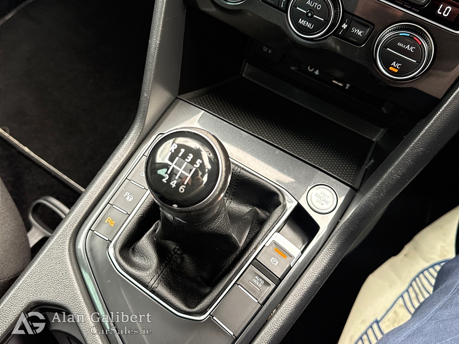 2017 Volkswagen Tiguan - image 15