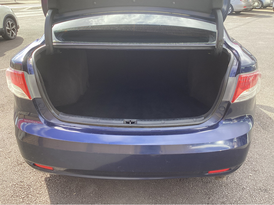 2010 Toyota Avensis - image 16