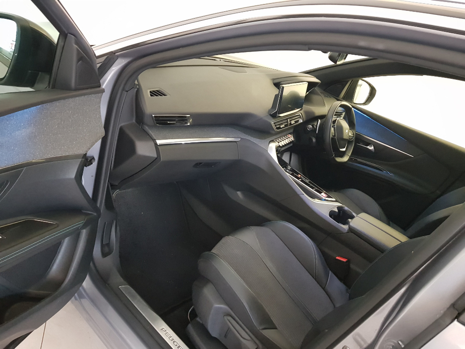 2023 Peugeot 3008 - image 5