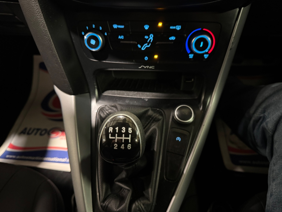 2015 Ford Focus - image 23