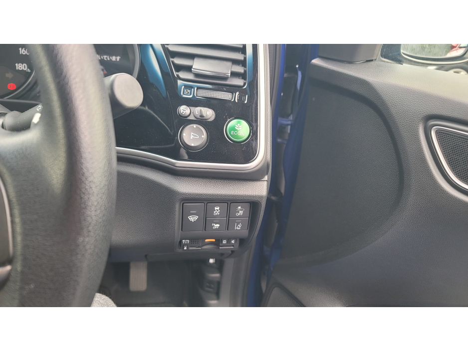 2017 Honda Grace - image 18