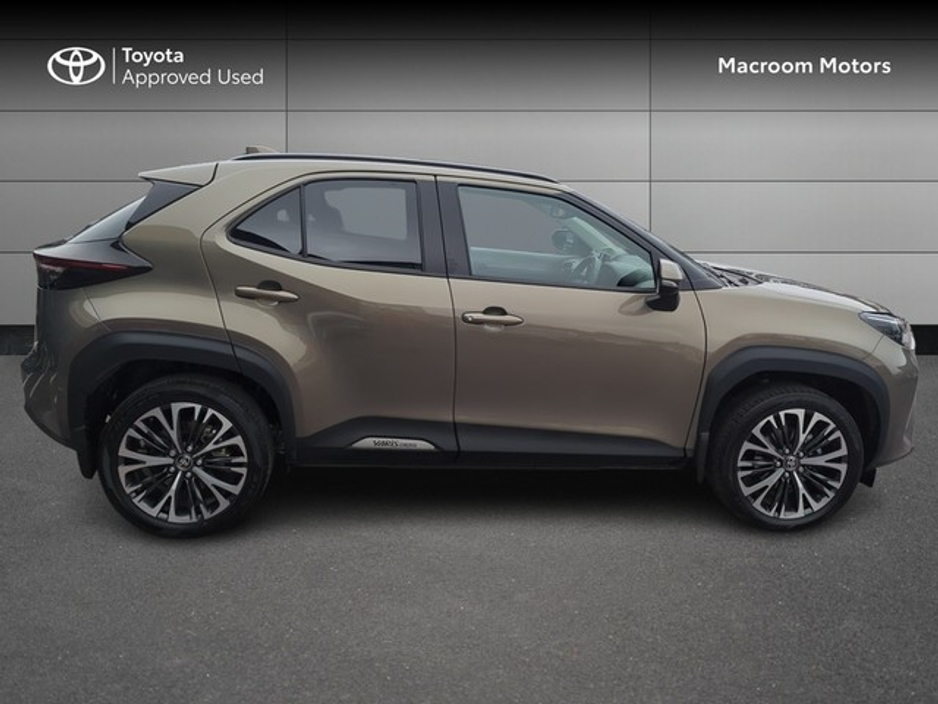 2025 Toyota Yaris Cross - image 3