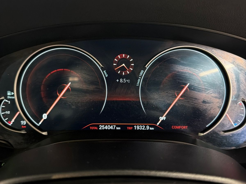 2017 BMW 5 Series - image 9