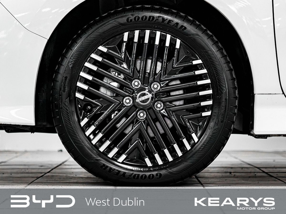 2025 Nissan Leaf - image 24