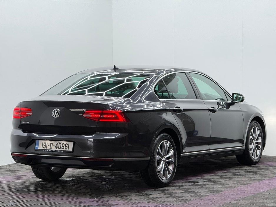 2019 Volkswagen Passat - image 4