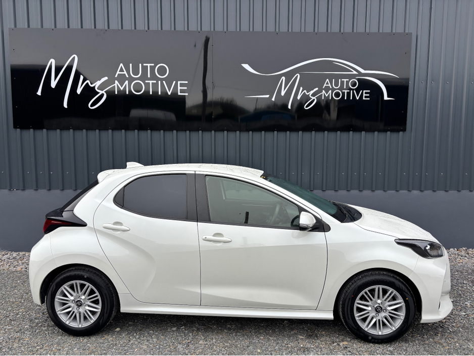 2022 Toyota Yaris - image 2