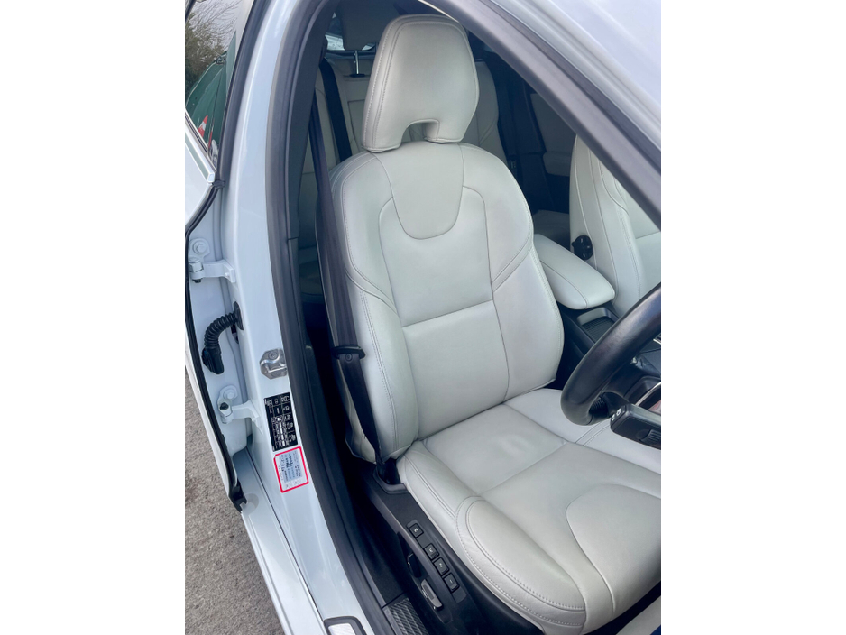 2018 Volvo V40 - image 15