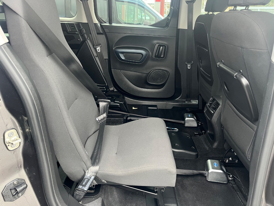 2022 Peugeot Rifter - image 15