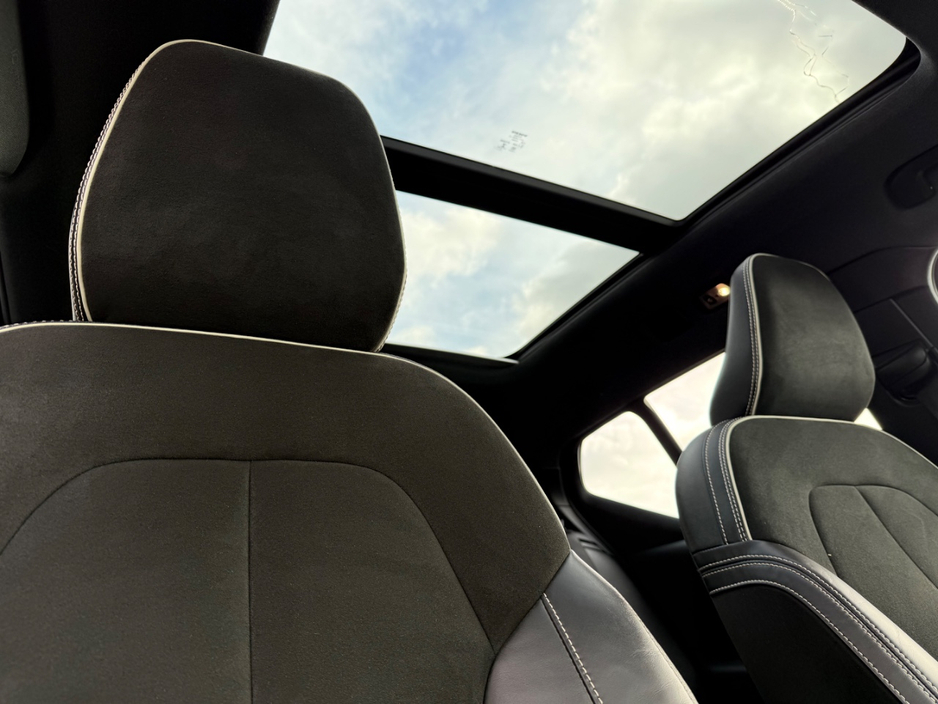 2022 Volvo XC40 - image 11