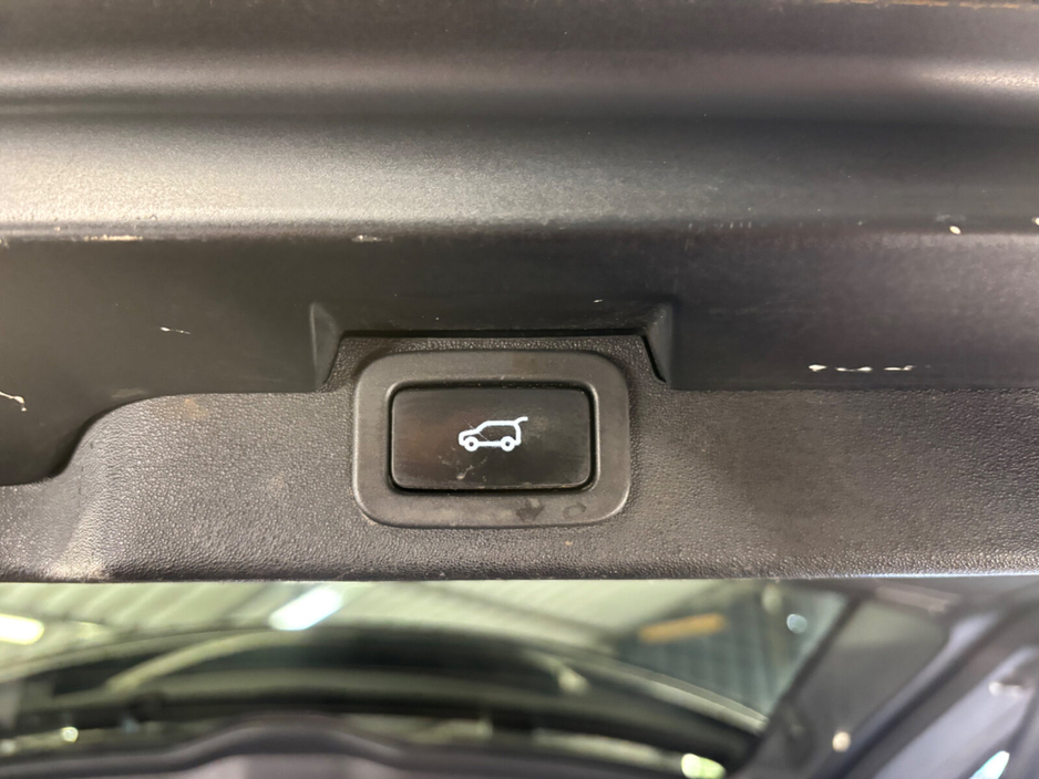 2019 Land Rover Discovery - image 13