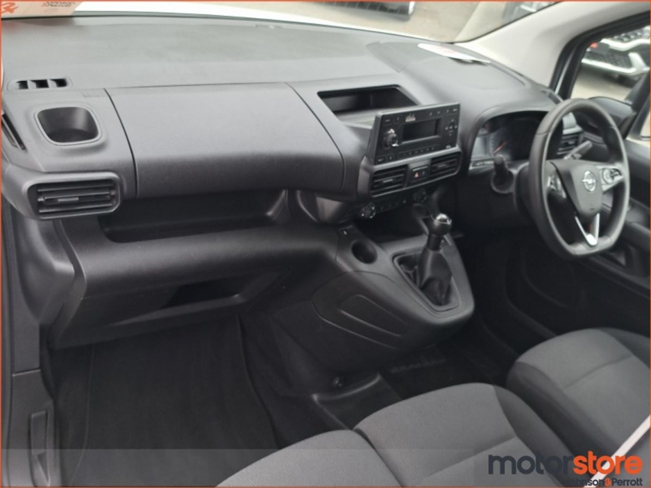2021 Opel Combo - image 4