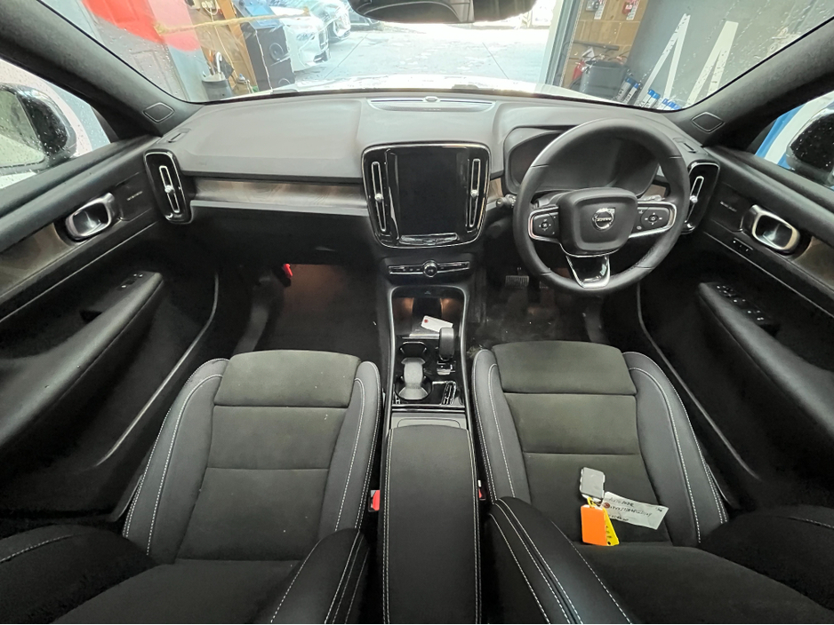 2023 Volvo XC40 - image 18