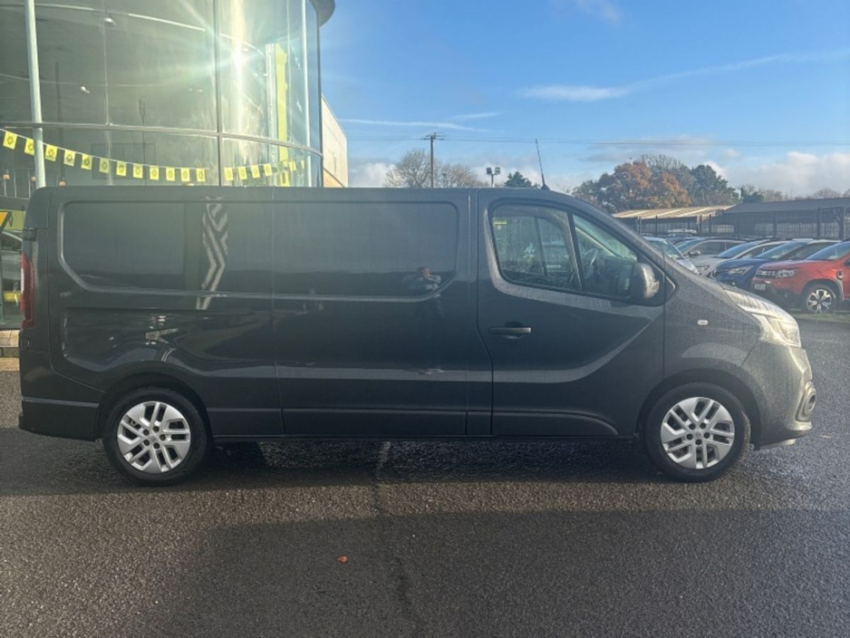 2021 Renault Trafic - image 5