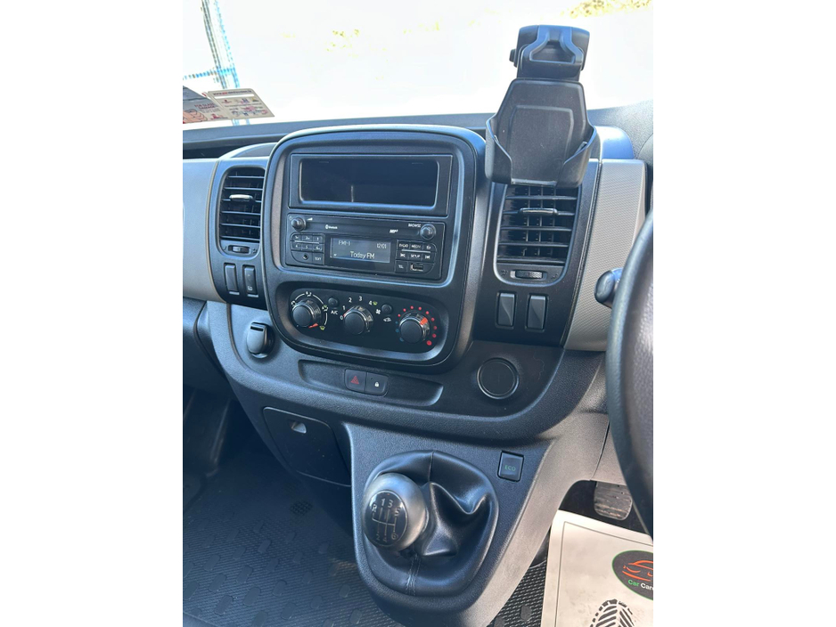 2016 Renault Trafic - image 13