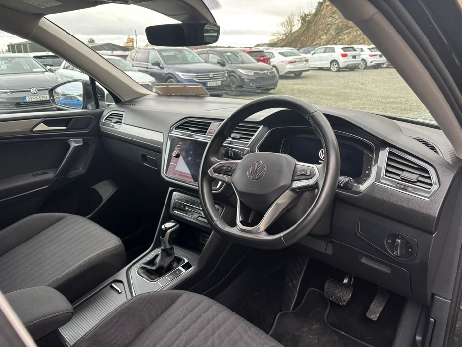 2023 Volkswagen Tiguan - image 13